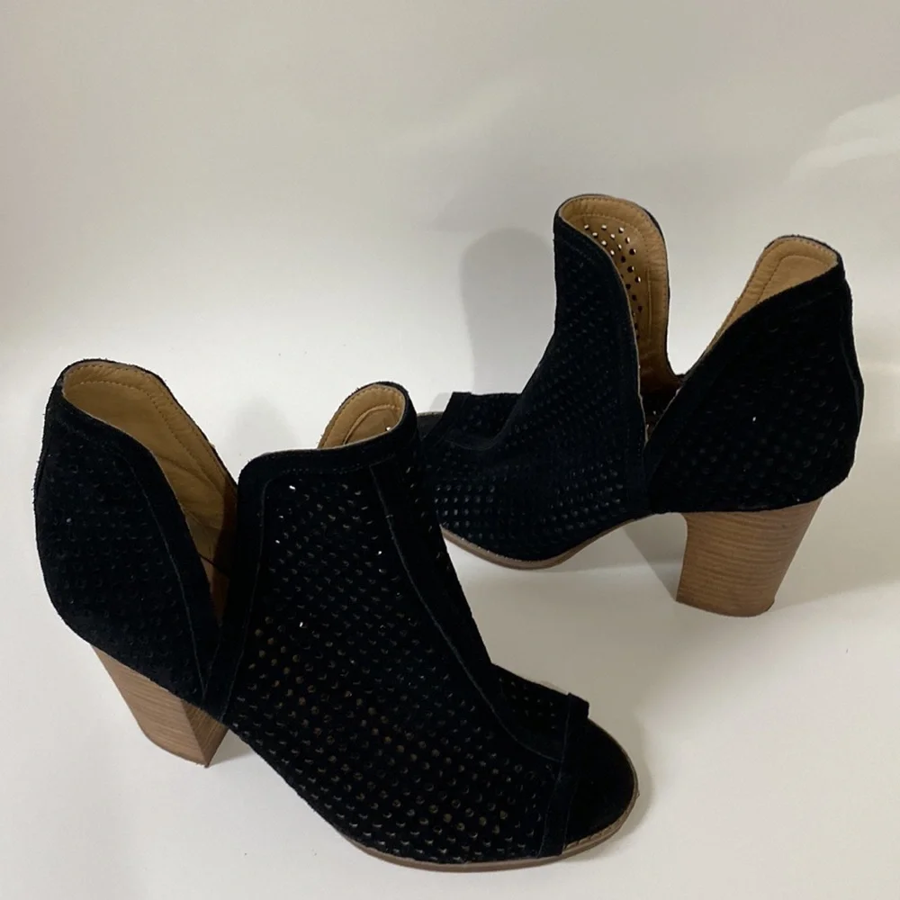 Lucky Brand pull perforated